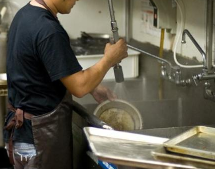 刷盤子工用豆腐機做豆腐 刷盤子工用豆腐機做豆腐