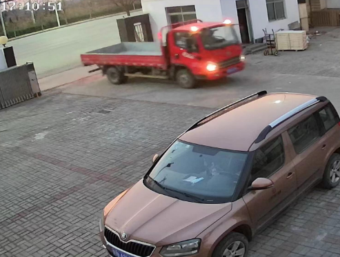 老鐵駕車前來提豆腐機設備 老鐵駕車前來提豆腐機設備